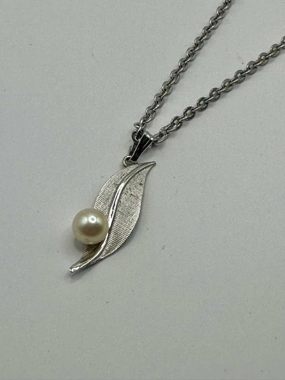 Vintage Sterling Silver Leaf Pearl Pendant Necklace - White Pearl - Picture 9 of 9